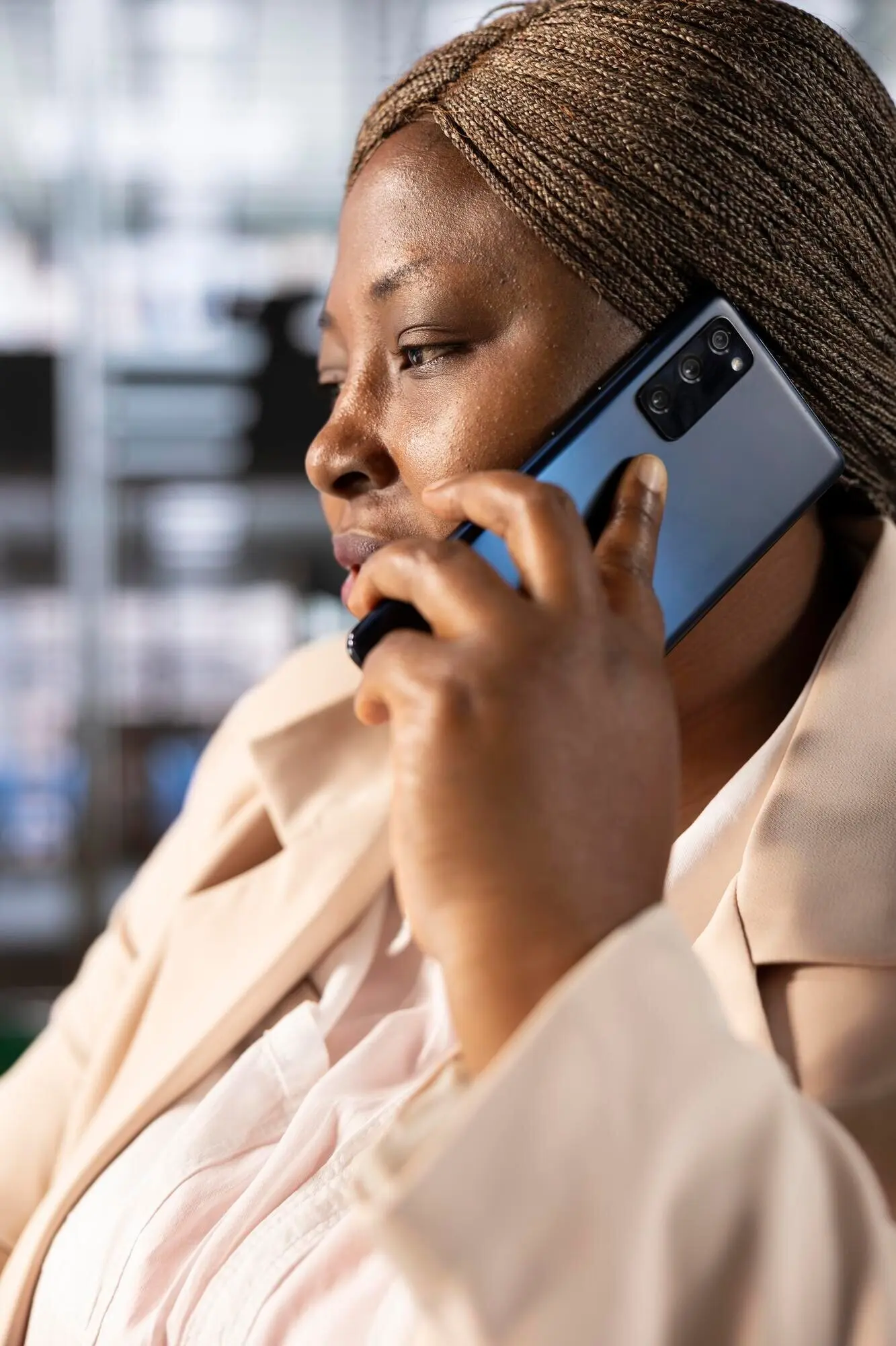 Менеджер разговаривает по телефону с акционерами, выявляя возможности.