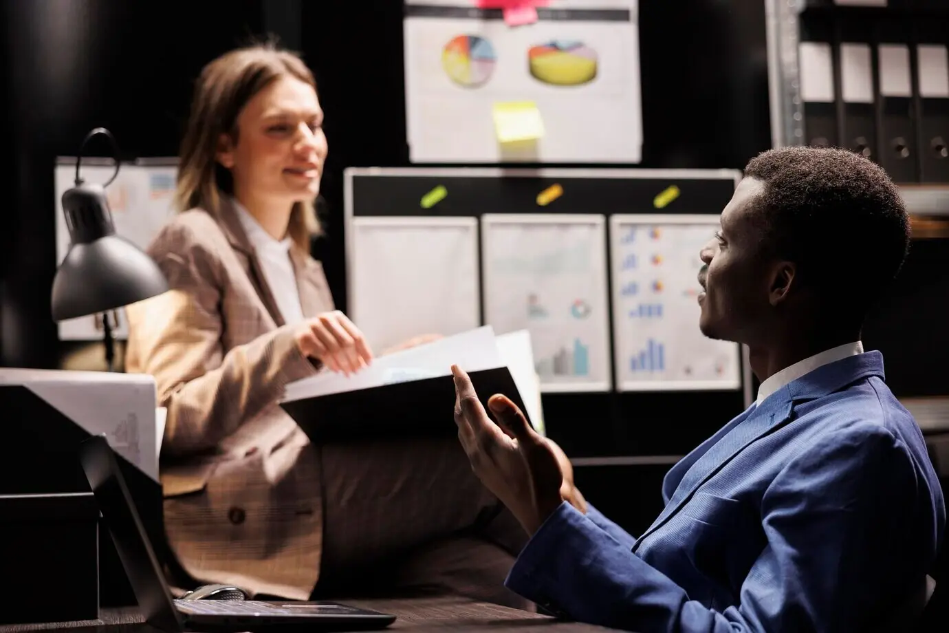 Разные сотрудники хранилища анализируют бюрократические документы, работают сверхурочно над бухгалтерским отчетом в архивной комнате. Деловые люди проверяют административные документы в корпоративном хранилище.